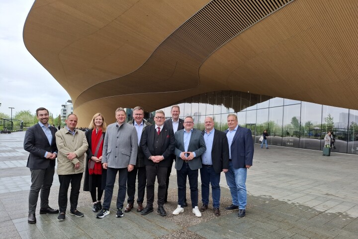 Gruppenfoto der Delegation vor der Zentralbibliothek Oodi