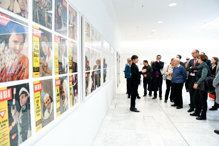 Führung durch die Ausstellung durch die Leiterin des Kunstarchivs Beeskow Florentine Nadolni