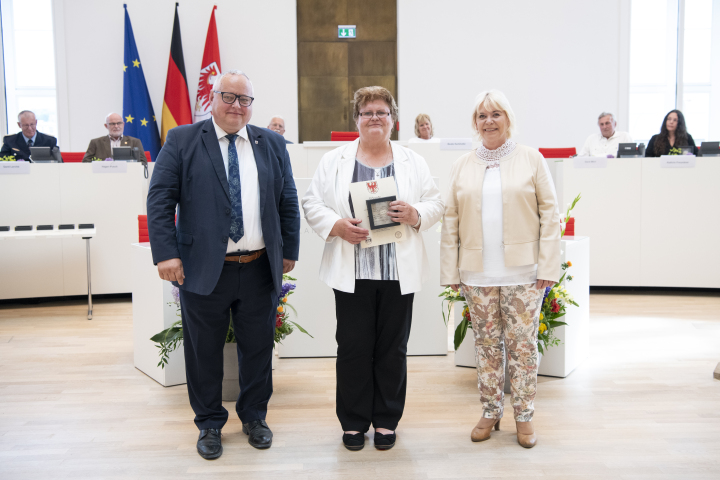 V.l.n.r. Abgeordneter Steffen Kubitzki, Trägerin der Landtagsmedaille Karen Schulze und Landtagspräsidentin Prof. Dr. Ulrike Liedtke