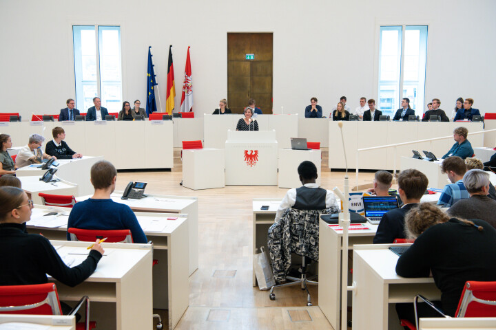 Landtagsvizepräsidentin Barbara Richstein begrüßt die Teilnehmerinnen und Teilnehmer im Plenarsaal des Landtages.