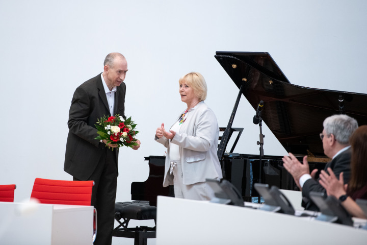 Landtagspräsidentin Prof. Dr. Ulrike Liedtke (r.) bedankt sich beim Pianisten Prof. Dr. Jascha Nemtsov für die musikalische Begleitung der Feierstunde.