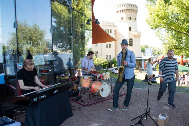 Musikalische Umrahmung des Sommerfestes durch die Max Punstein Group.