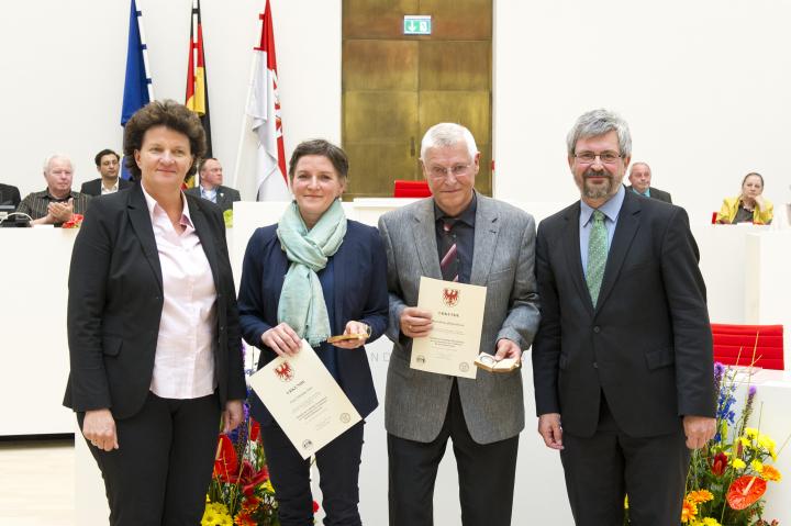 Ausgezeichnete Trägerinnen und Träger der Ehrenmedaillie.