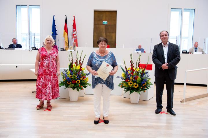 Medaillenempfängerin Ilona Reinhardt auf Vorschlag der Fraktion DIE LINKE, v. l. n. r.: Landtagspräsidentin Prof. Dr. Ulrike Liedtke, Ilona Reinhardt und MdL Ronny Kretschmer