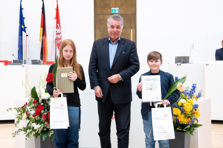 Die Preisträgerin und Preisträger des Sonderpreises des Europaabgeordneten Dr. Christian Ehler von der Oberschule Theodor Fontane mit Primarstufe Potsdam.