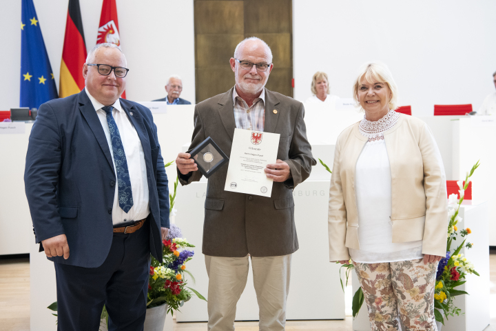 V.l.n.r. Abgeordneter Steffen Kubitzki, Träger der Landtagsmedaille Hagen Pusch und die Landtagspräsidentin Prof. Dr. Ulrike Liedtke