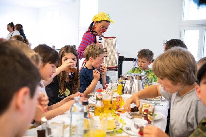 Kinder an der Kuchen- und Kakaotafel