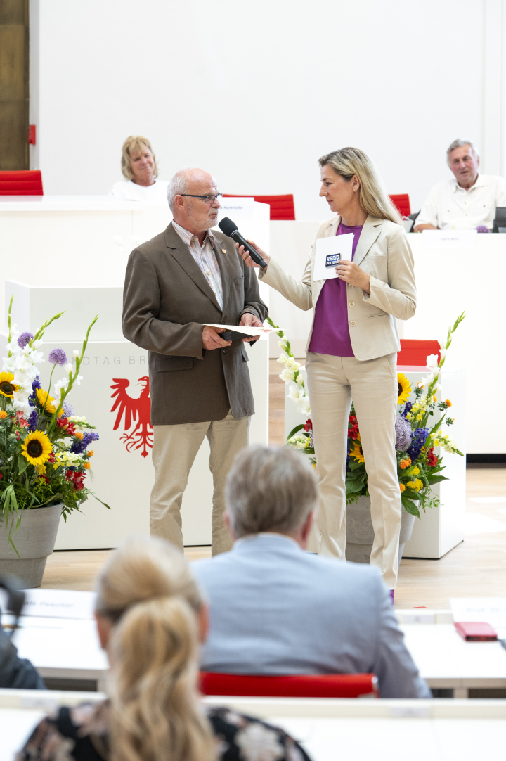 Hagen Pusch beantwortet Fragen der Moderatorin Juliane Sönnichsen
