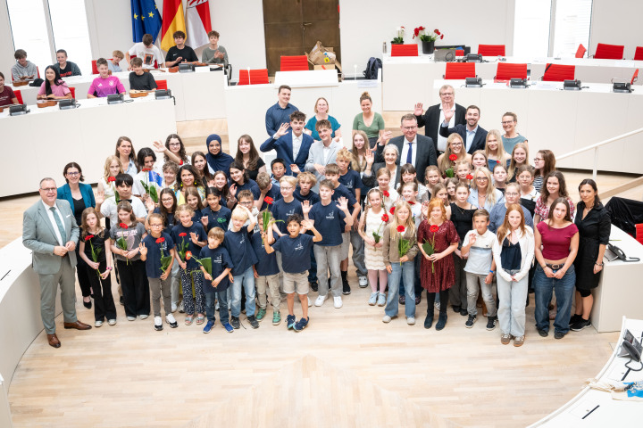 Gruppenfoto aller Preisträgerinnen und Preisträger des 73. Europäischen Wettbewerbs.