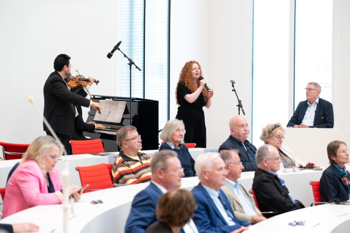 Musikalisches Zwischenspiel während der Veranstaltung durch das Trio David Malaev, Marlen Malaev und Angela Sarah Pape