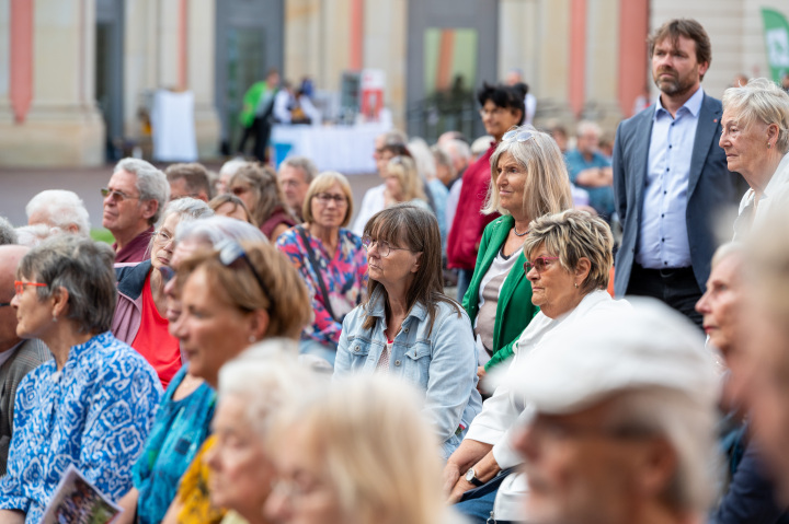 Impression der Auftaktveranstaltung „Kunst zur Zeit 2025“ im Innenhof des Landtages