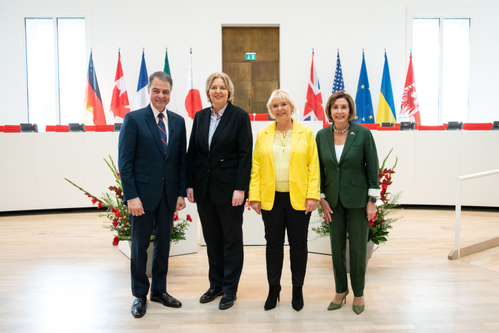 V. l. n. r.: Parlamentspräsident von Kanada Anthony Rota, Präsidentin des Deutschen Bundestages Bärbel Bas, Landtagspräsidentin Prof. Dr. Ulrike Liedtke, Sprecherin des US-Repräsentantenhauses Nancy Pelosi im Plenarasaal des Landtages Brandenburg