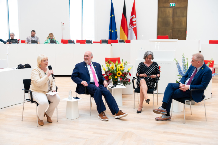 Gesprächsrunde mit (v. l. n. r.) der Landtagspräsidentin Prof. Dr. Ulrike Liedtke, dem Botschafter des Staates Israel, S. E. Ron Prosor, der Moderatorin und Landtagsvizepräsidentin a. D. Barbara Richstein sowie dem Antisemitismusbeauftragter des Landes Brandenburg Andreas Büttner.