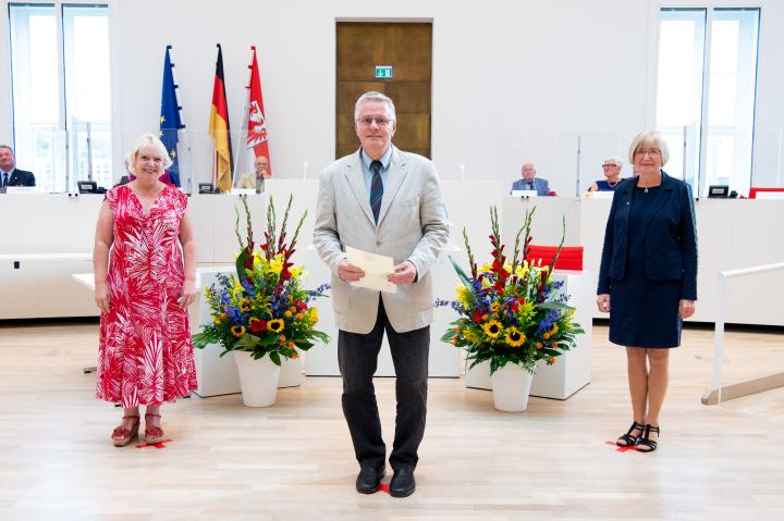 Medaillenempfänger Herbert Heinemann auf Vorschlag der BVB / FREIE WÄHLER Fraktion, v. l. n. r.: Landtagspräsidentin Prof. Dr. Ulrike Liedtke, Herbert Heinemann und MdL Christine Wernicke