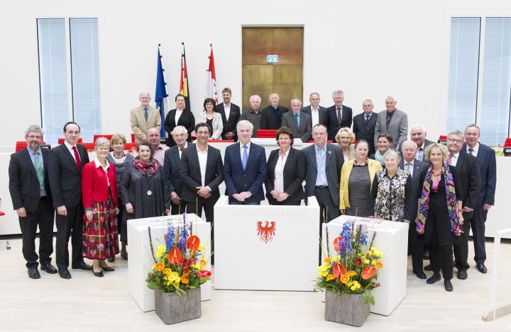 Gruppenfoto der Trägerinnen und Träger der Ehrenmedaillie des Landtages Brandenburg.