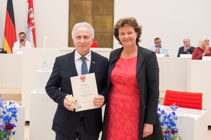 Medaillenempfänger Pawel Spetischwili und Landtagspräsidentin Britta Stark