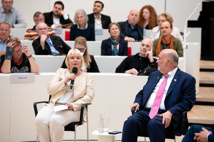 Landtagspräsidentin Prof. Dr. Ulrike Liedtke (l.) und der Botschafter des Staates Israel, S. E. Ron Prosor (r.), während der Gesprächsrunde.