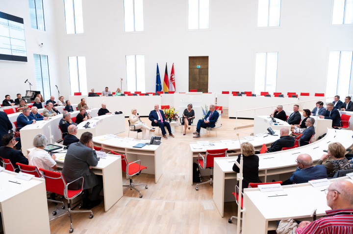 Blick in den Plenarsaal während der Gesprächsrunde, v. l. n. r.: Landtagspräsidentin Prof. Dr. Ulrike Liedtke, Botschafter des Staates Israel, S. E. Ron Prosor, Moderatorin und Landtagsvizepräsidentin a. D. Barbara Richstein sowie Antisemitismusbeauftragter des Landes Brandenburg Andreas Büttner 