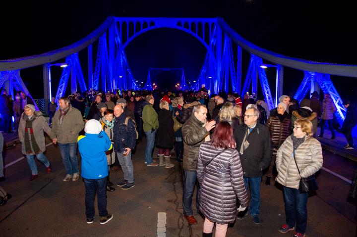 Tausende Menschen erinnern auf der Glienicker Brücke an Mauerfall vor 30 Jahren