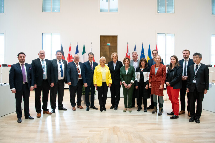 Gruppenfoto mit den Vorsitzenden und Vertretern der Fraktionen im Plenarsaal des Landtages