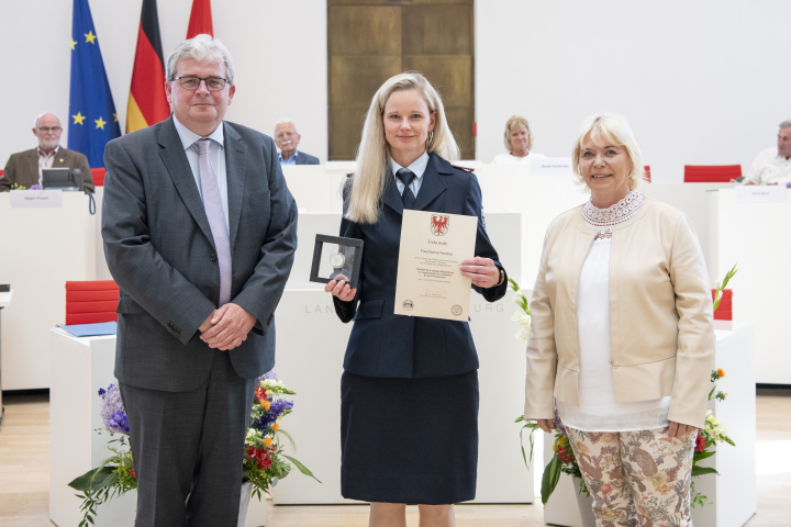 V.l.n.r. Abgeordneter Falk Peschel, Trägerin der Landtagsmedaille Nancy Fechner und Landtagspräsidentin Prof. Dr. Ulrike Liedtke