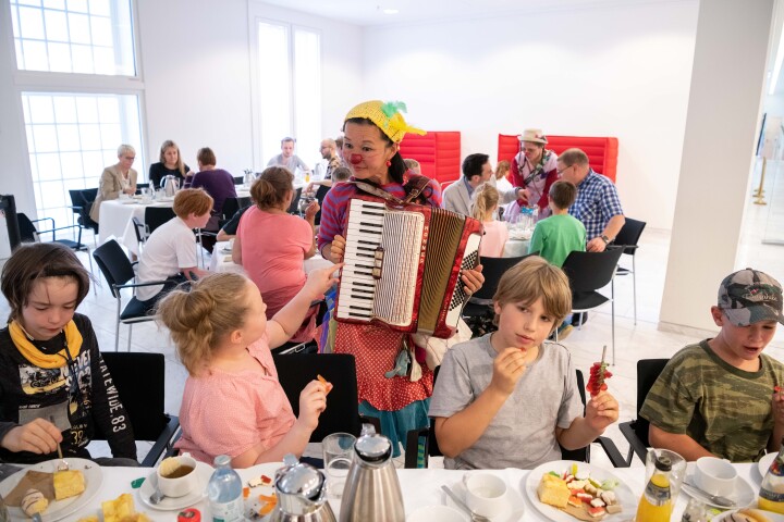 Kinder an der Kuchen- und Kakaotafel