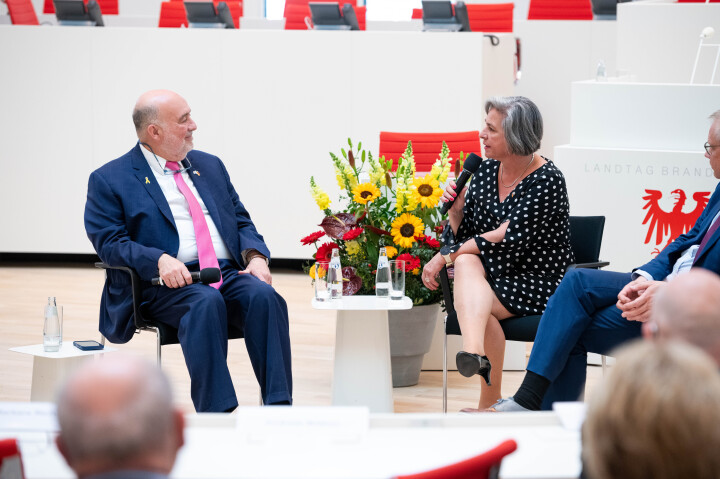 Der Botschafter des Staates Israel, S. E. Ron Prosor (l.) und die Moderatorin und Landtagsvizepräsidentin a. D. Barbara Richstein (r.) während der Gesprächsrunde.