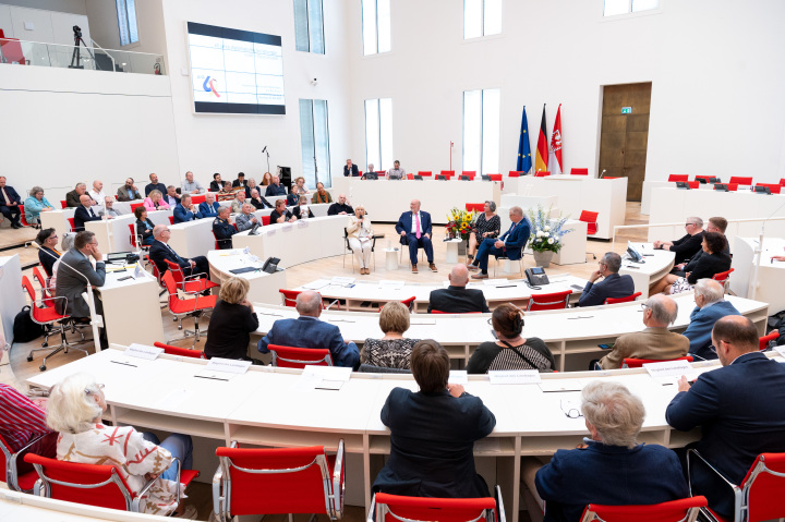 Blick in den Plenarsaal während der Gesprächsrunde, v. l. n. r.: Landtagspräsidentin Prof. Dr. Ulrike Liedtke, Botschafter des Staates Israel, S. E. Ron Prosor, Moderatorin und Landtagsvizepräsidentin a. D. Barbara Richstein sowie Antisemitismusbeauftragter des Landes Brandenburg Andreas Büttner 