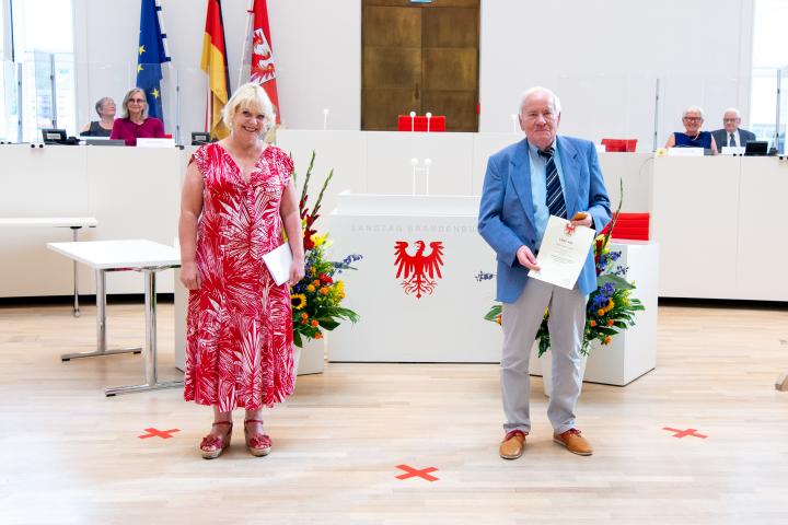 Medaillenempfänger Dieter Günzel (r.) auf Vorschlag der Landtagspräsidentin Prof. Dr. Ulrike Liedtke (l.)