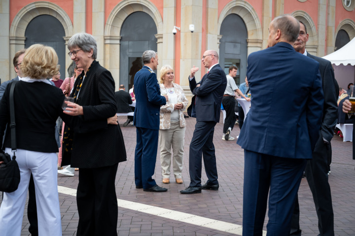 Impression des Parlamentarischen Sommerabends im Innenhof des Landtages.