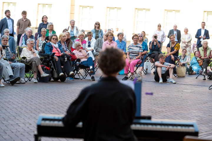 Impression der Auftaktveranstaltung „Kunst zur Zeit 2025“ im Innenhof des Landtages