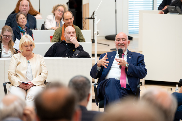 Der Botschafter des Staates Israel, S. E. Ron Prosor (m.) während der Gesprächsrunde.