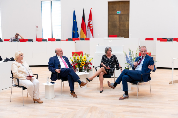 Blick in den Plenarsaal während der Gesprächsrunde, v. l. n. r.: Landtagspräsidentin Prof. Dr. Ulrike Liedtke, Botschafter des Staates Israel, S. E. Ron Prosor, Moderatorin und Landtagsvizepräsidentin a. D. Barbara Richstein sowie Antisemitismusbeauftragter des Landes Brandenburg Andreas Büttner