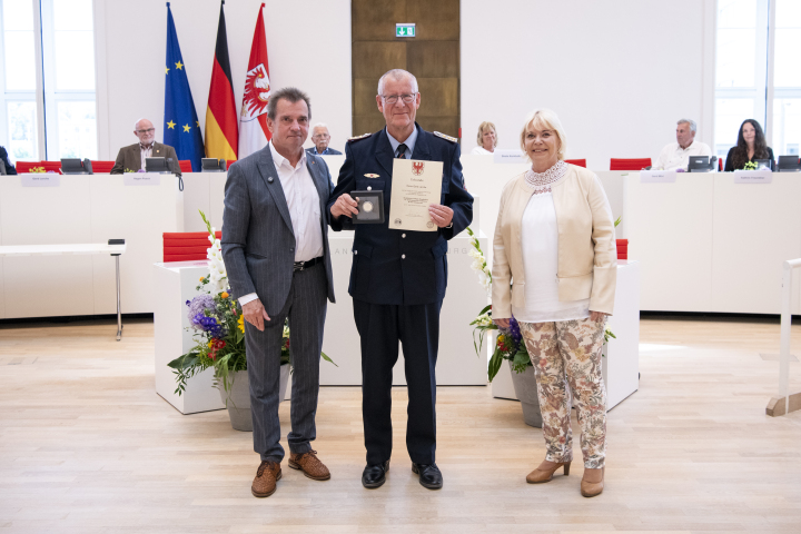 V.l.n.r. Abgeordneter Frank Bommert, Träger der Medaille Gert Lerche und Landtagspräsidentin Prof. Dr. Ulrike Liedtke