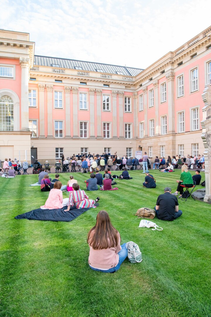 Impression der Auftaktveranstaltung „Kunst zur Zeit 2025“ im Innenhof des Landtages