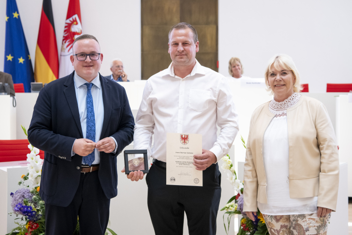 V.l.n.r. Abgeordneter Julian Brüning, Träger der Landtagsmedaille Norman Schlüter und Landtagspräsidentin Prof. Dr. Ulrike Liedtke