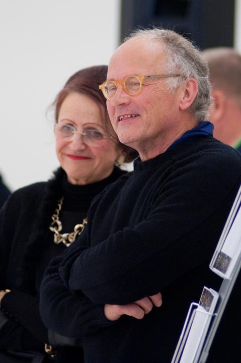 Die Kuratorin der Ausstellung Prof. Brigitte Rieger-Jähner und der Künstler Lutz Friedel.