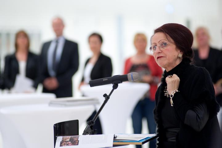 Kuratorin Prof. Dr. Brigitte Rieger-Jähner, Direktorin des Museums Junge Kunst Frankfurt (Oder) führt in die Ausstellung ein.