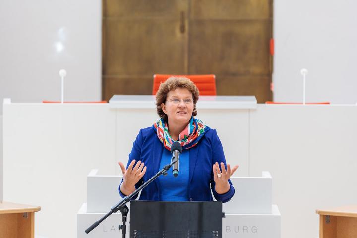 Landtagspräsidentin Britta Stark begrüßt zur Veranstaltung „Jugend debattiert zur Juniorwahl 2019“ im Landtag