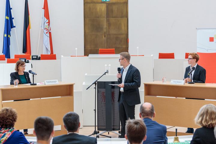 Ursula Nonnemacher (l.) von GRÜNE/B90 und Julius Niewisch (r.) während der 1. Debatte 