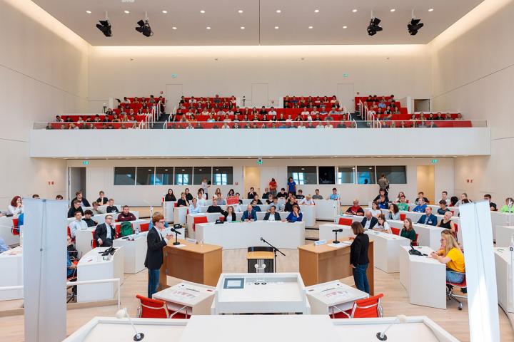 Blick in den Plenarsaal während der 1. Debatte