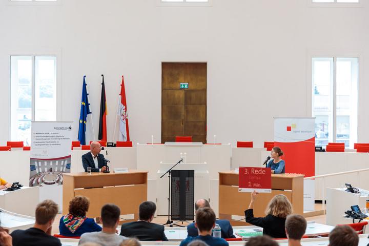 Andreas Kalbitz (l.) von der AfD und Johanna Liebe (r.) während der 2. Debatte 