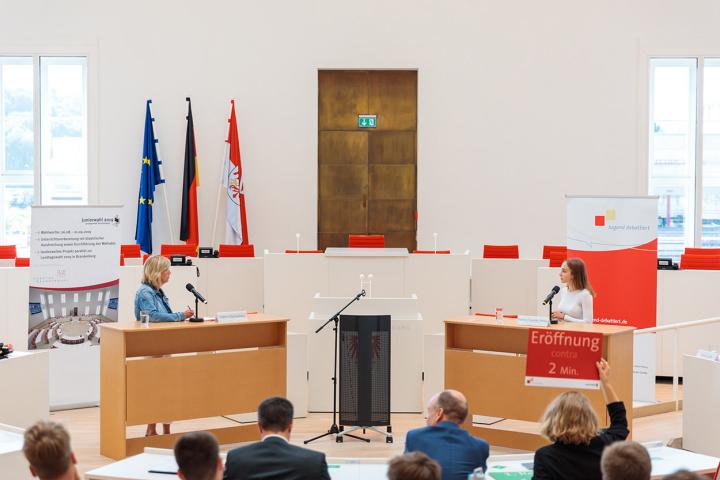 Kathrin Dannenberg (l.) von DIE LINKE und Sophie-Charlotte Dittmer (r.) während der 3. Debatte 