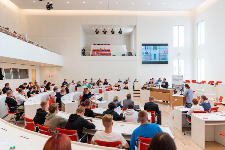 Blick in den Plenarsaal während der 4. Debatte