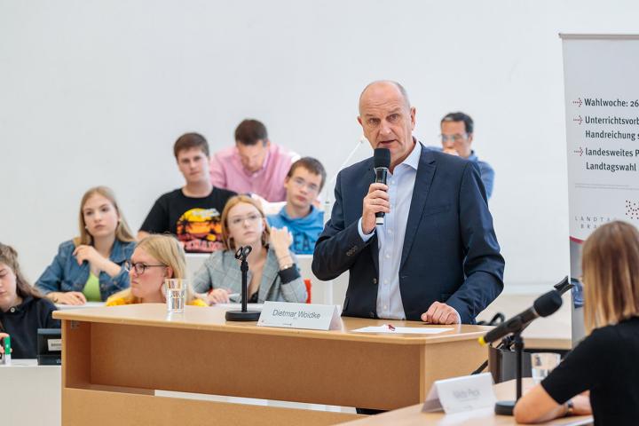 Dr. Dietmar Woidke (l.) von der SPD und Nikita Peck (r.) während der 5. Debatte 