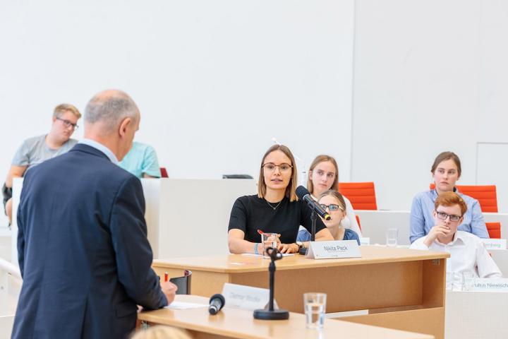 Dr. Dietmar Woidke (l.) von der SPD und Nikita Peck (r.) während der 5. Debatte 