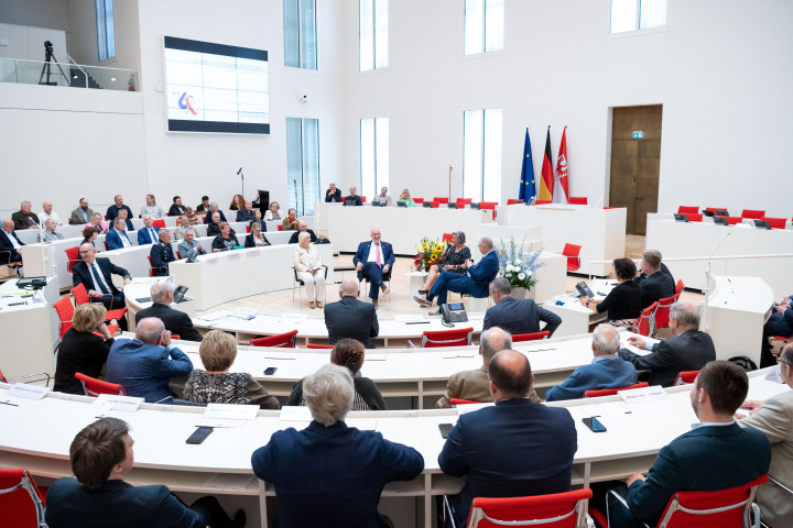 Blick in den Plenarsaal während der Gesprächsrunde, v. l. n. r.: Landtagspräsidentin Prof. Dr. Ulrike Liedtke, Botschafter des Staates Israel, S. E. Ron Prosor, Moderatorin und Landtagsvizepräsidentin a. D. Barbara Richstein sowie Antisemitismusbeauftragter des Landes Brandenburg Andreas Büttner 