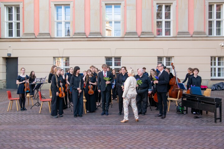Landtagspräsidentin Prof. Dr. Ulrike Liedtke (m.) bedankt sich beim deutsch-polnischen Jugendorchester Frankfurt (Oder)