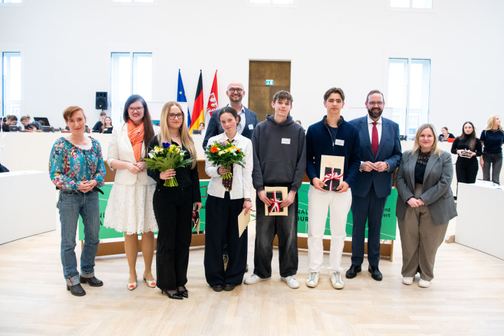Gruppenfoto mit den Finalisten der Finaldebatte der Altersgruppe I