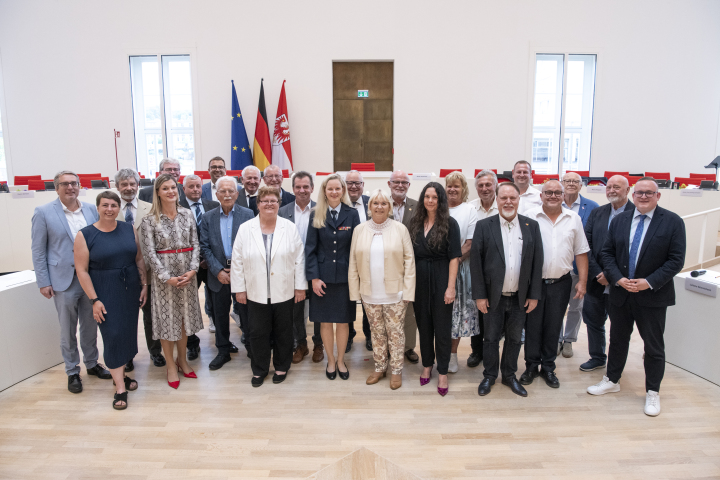 Gruppenbild der Landtagsabgeordneten mit den Trägerinnen und Trägern der Landtagsmedaille